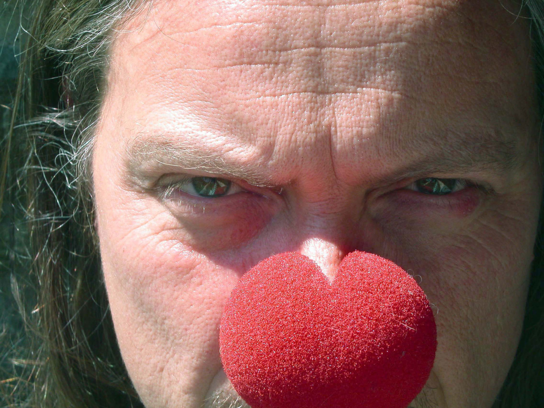 Visage de Franck Lepage avec un nez de clown