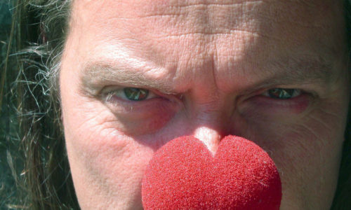 Visage de Franck Lepage avec un nez de clown